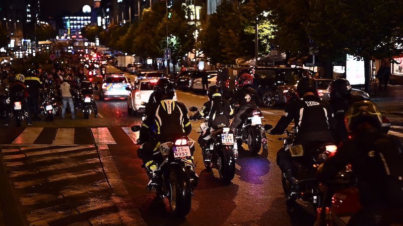 Prahou v noci projely stovky motorkářů